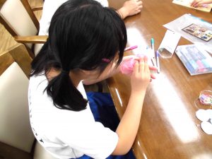 てるてるぼうず製作中
